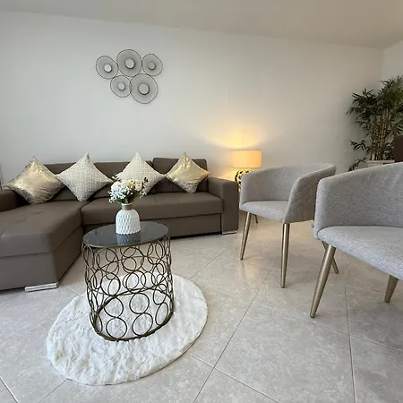 Amazing With Swiming Pool Apartment